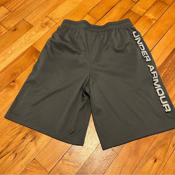 Boys Under Armour shorts - Picture 2 of 5